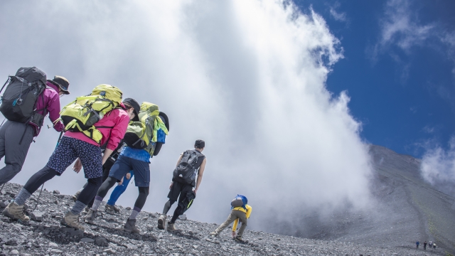 次の夏は富士山に挑戦 装備と服装のおすすめ コラム 富士登山 トレッキングで使う 登山靴 ザック レインウエアなどのレンタルならやまどうぐレンタル屋