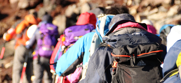 富士登山の服装はどうする 服装選びのポイントをご紹介 コラム 富士登山 トレッキングで使う 登山靴 ザック レインウエアなどのレンタルならやまどうぐレンタル屋